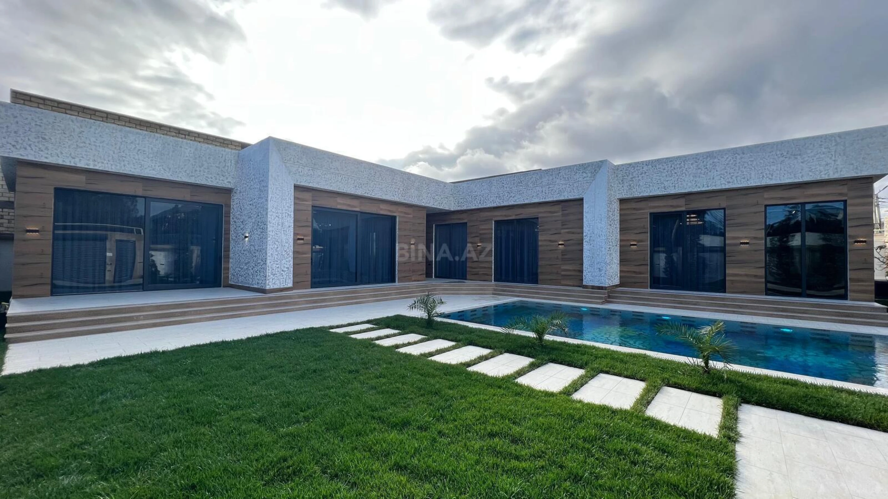 Satılır 5 otaqlı həyət evi 250 m²