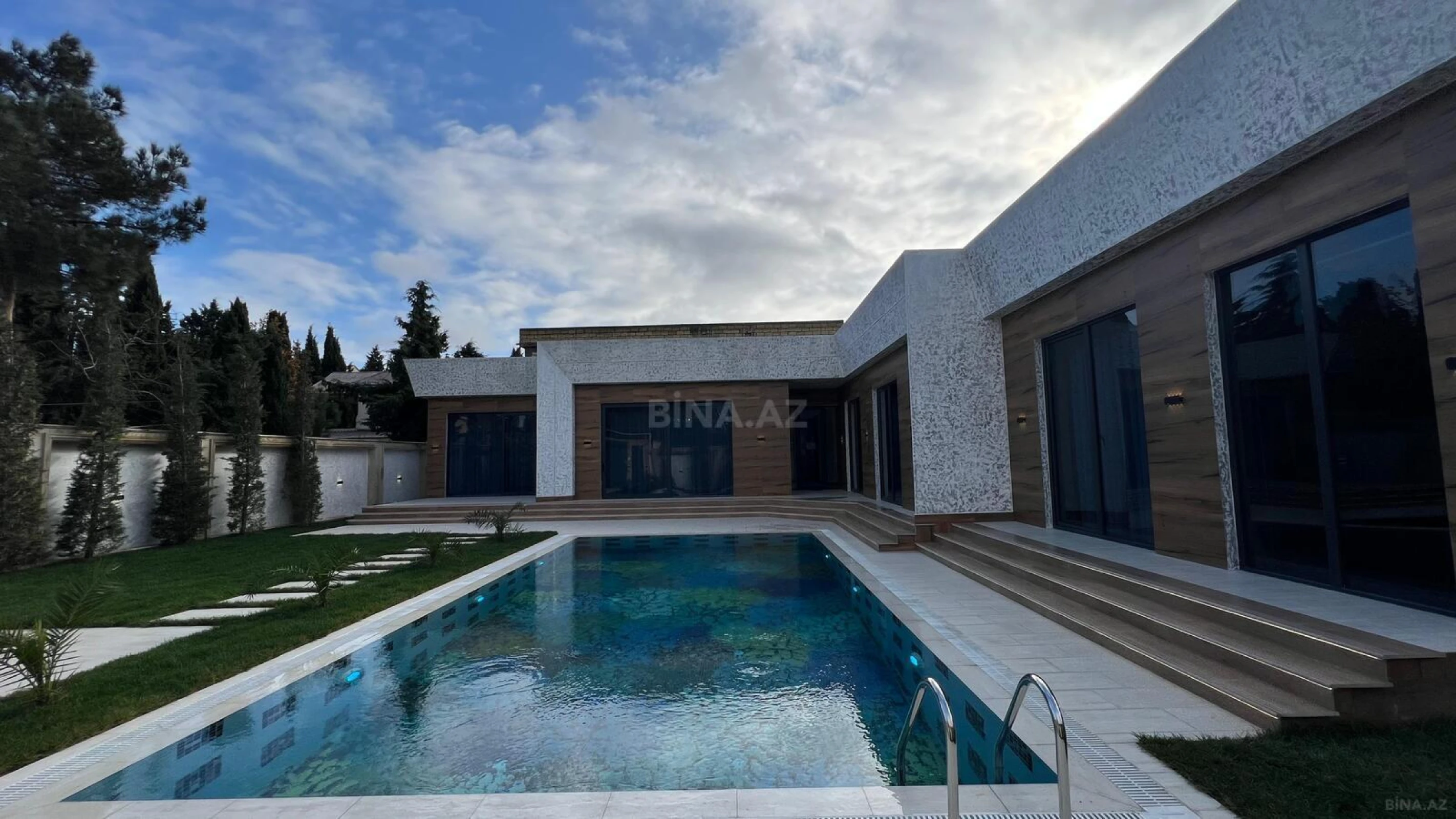 Satılır 5 otaqlı həyət evi 250 m²