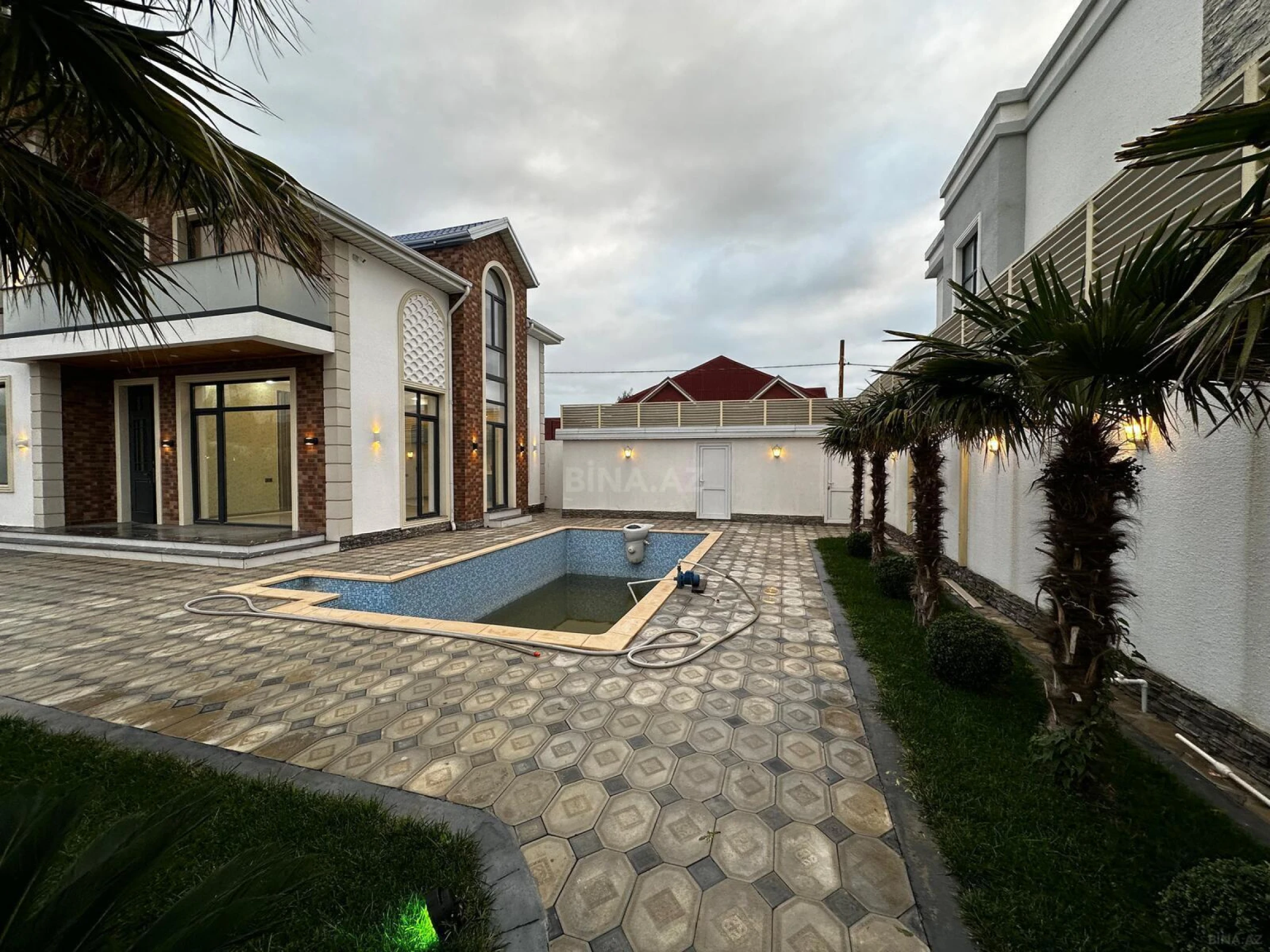 Satılır 6 otaqlı həyət evi 250 m²