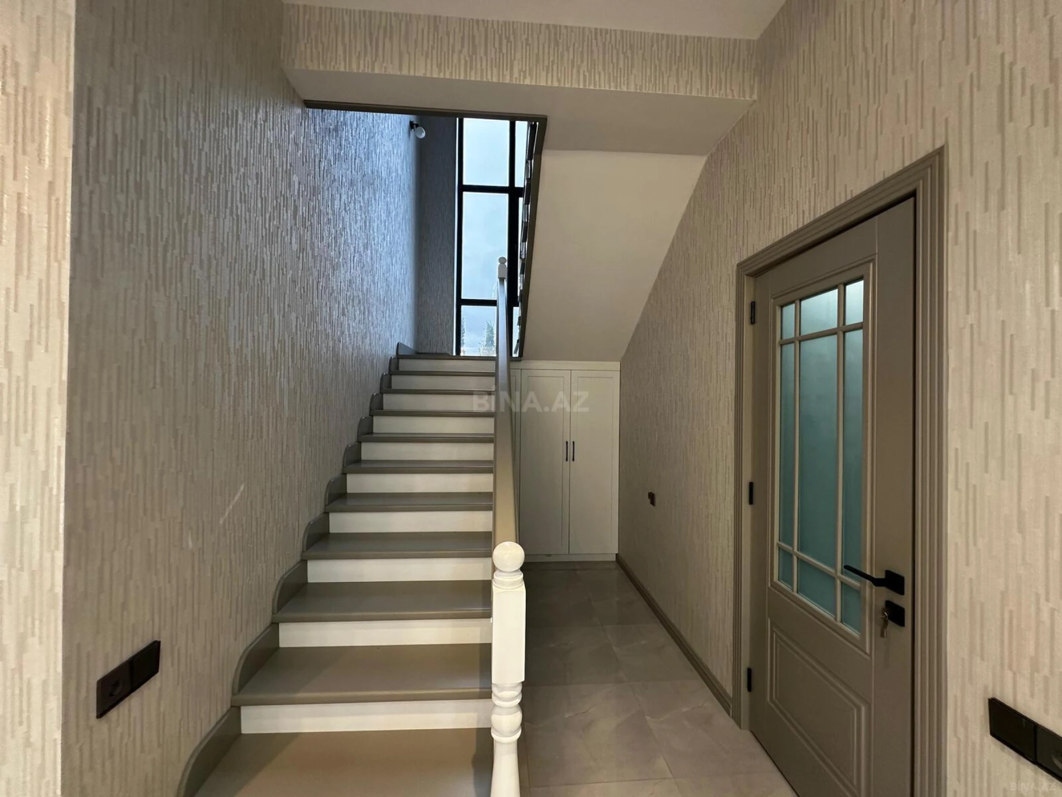 Satılır 6 otaqlı həyət evi 250 m²