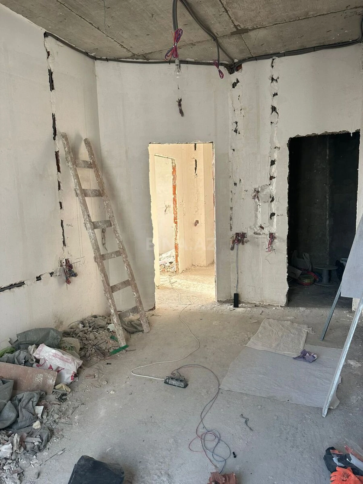 Satılır 3 otaqlı mənzil 112 m²