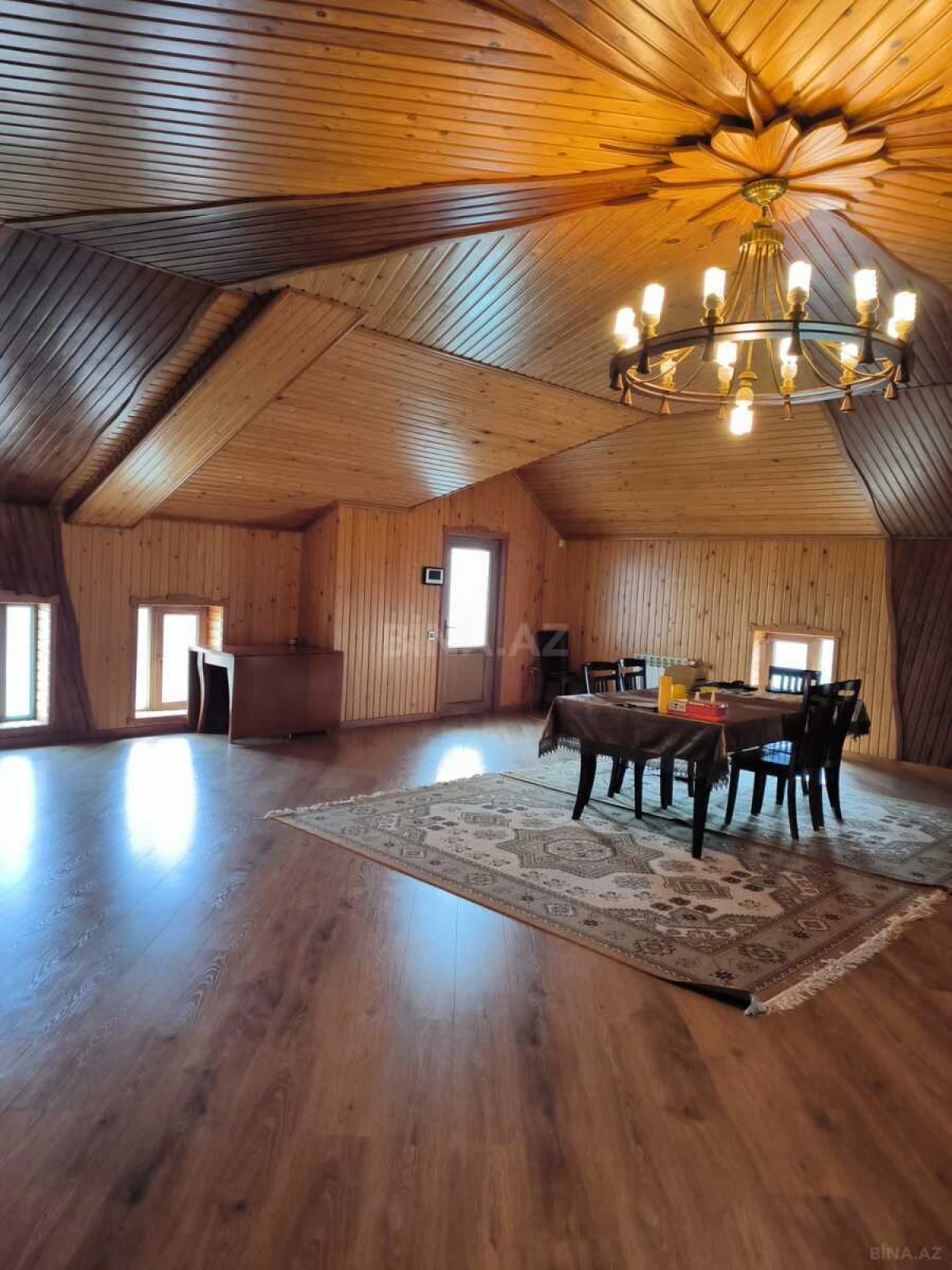 Satılır 6 otaqlı həyət evi 385 m²