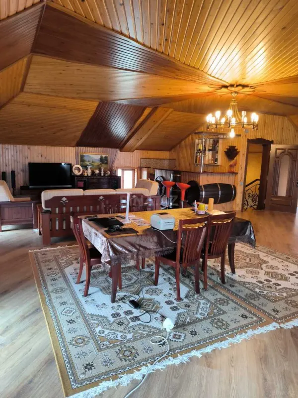 Satılır 6 otaqlı həyət evi 385 m²