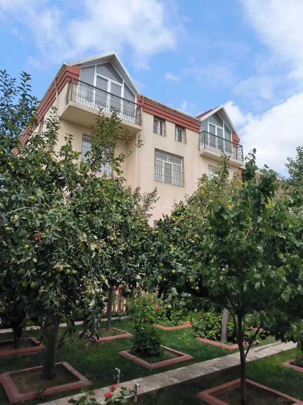 Satılır 6 otaqlı həyət evi 385 m²