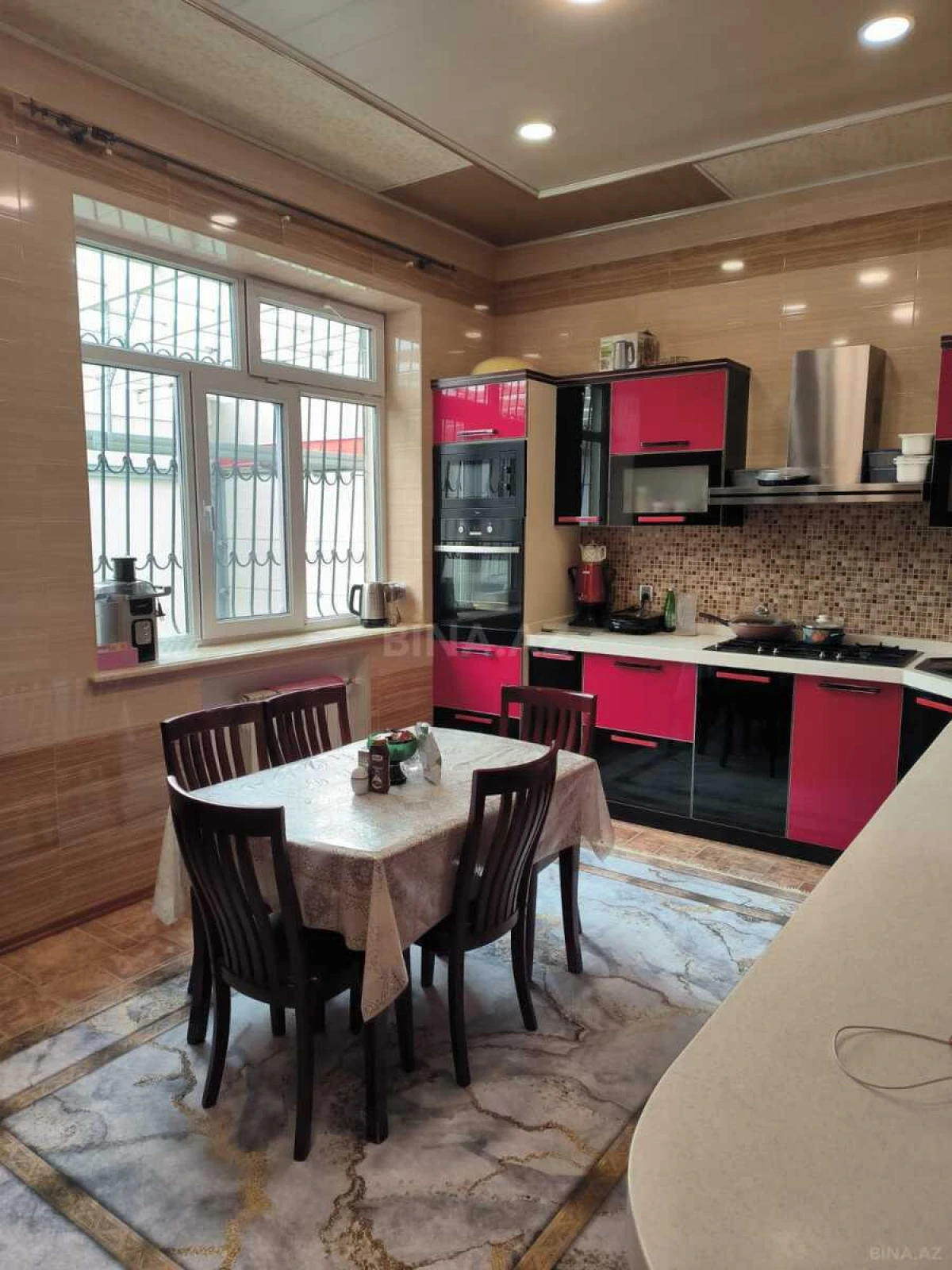 Satılır 6 otaqlı həyət evi 385 m²