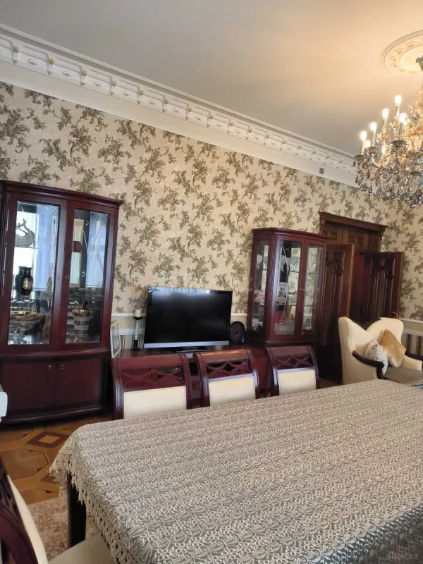 Satılır 6 otaqlı həyət evi 385 m²