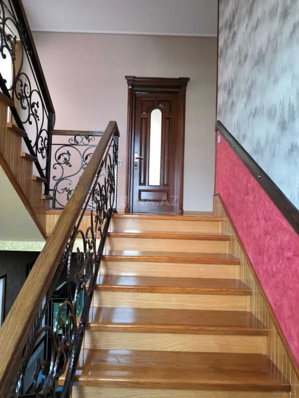 Satılır 6 otaqlı həyət evi 385 m²