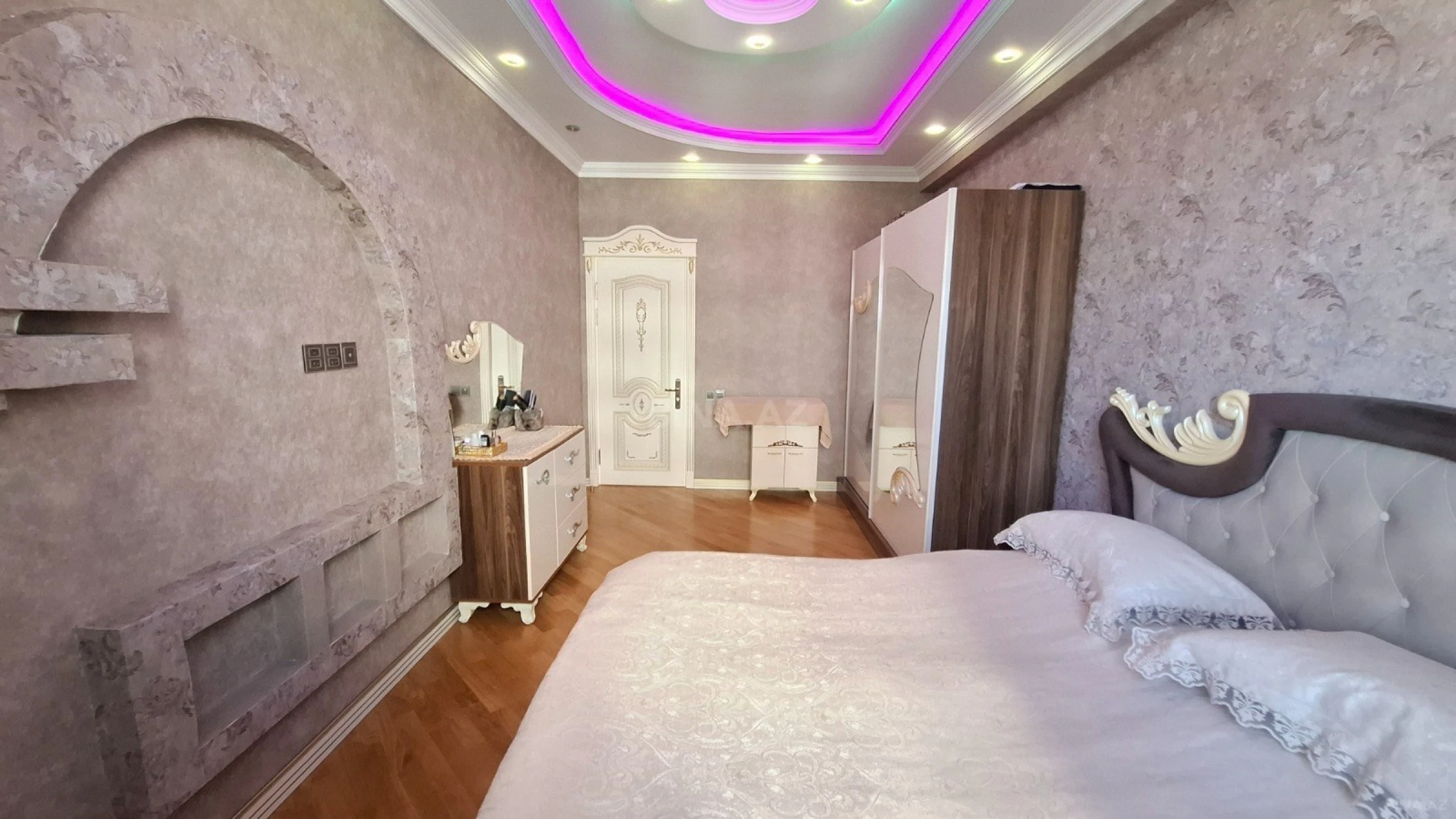 Satılır 3 otaqlı mənzil 130 m²