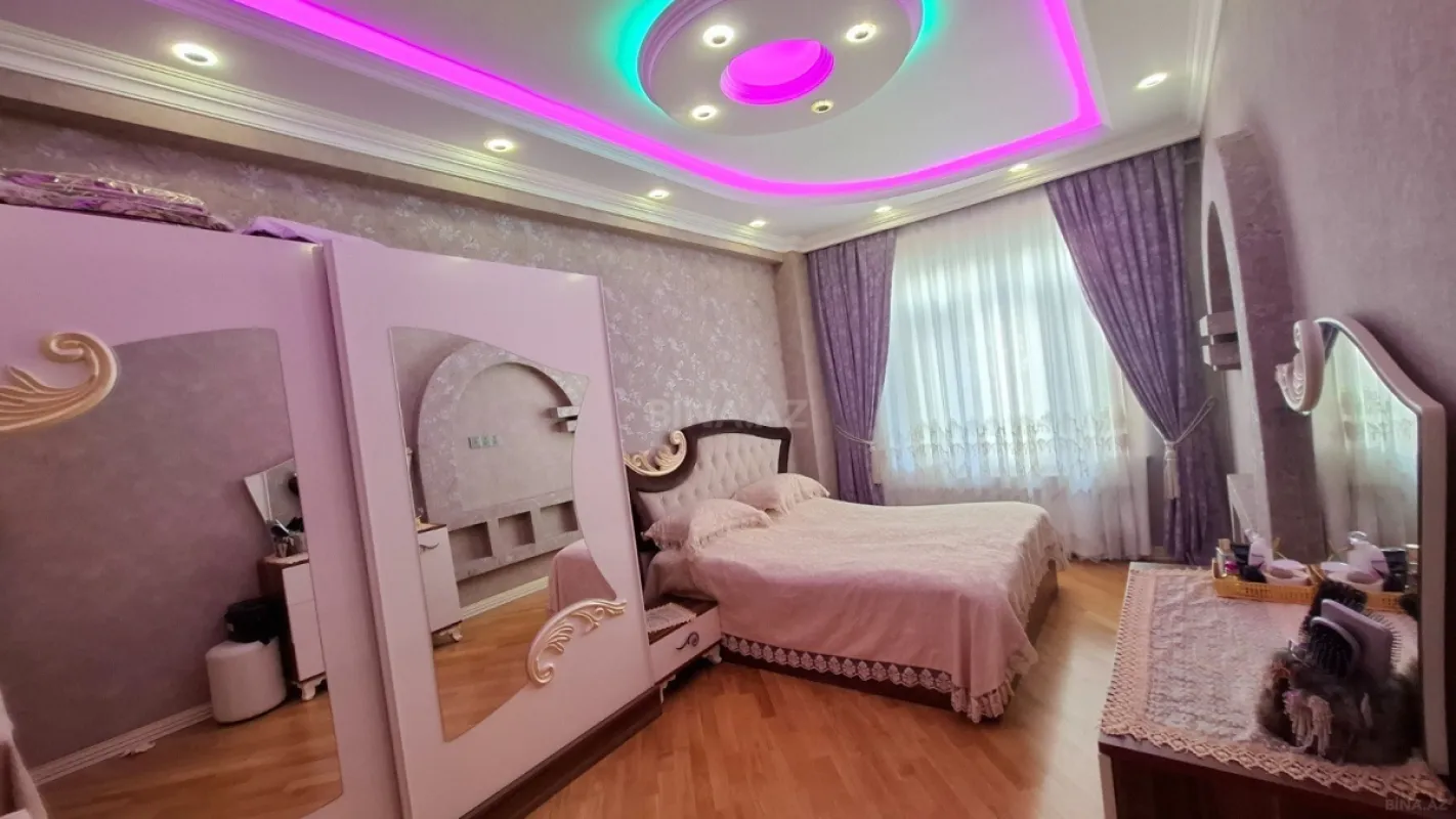 Satılır 3 otaqlı mənzil 130 m²