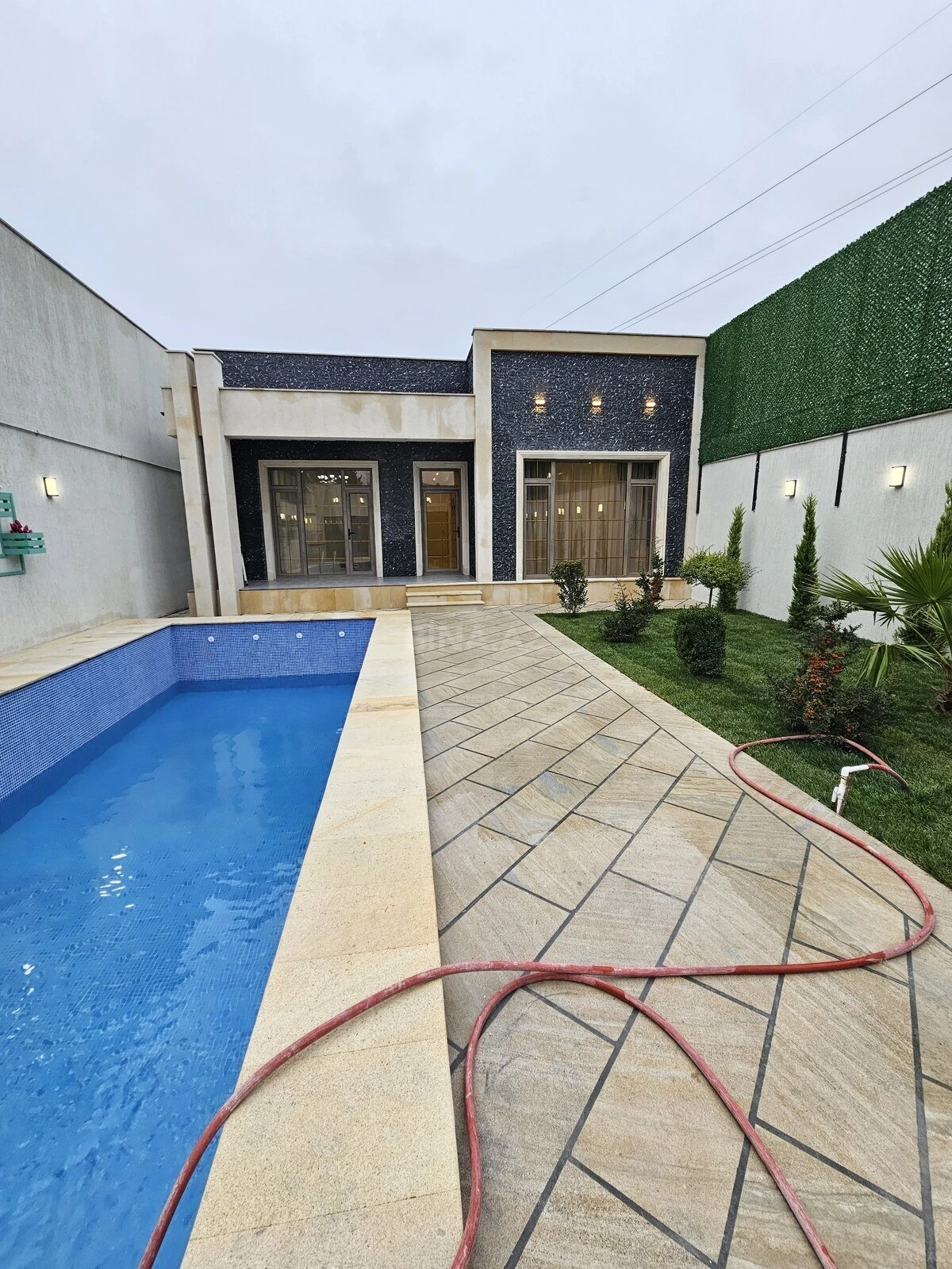Satılır 4 otaqlı həyət evi 180 m²