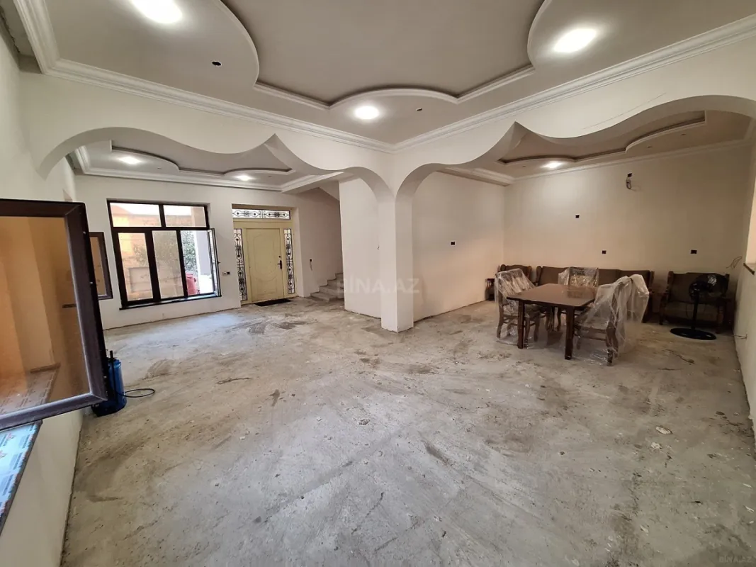 Satılır 4 otaqlı həyət evi 243 m²