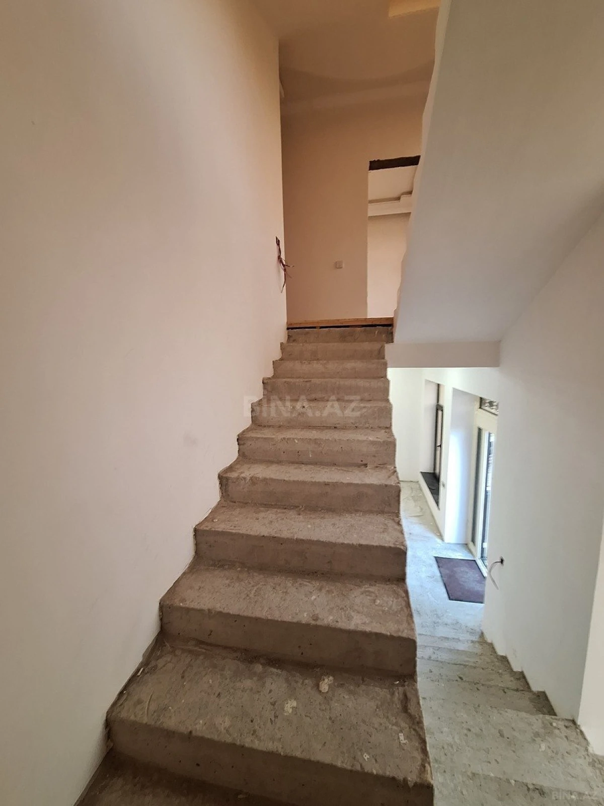 Satılır 4 otaqlı həyət evi 243 m²