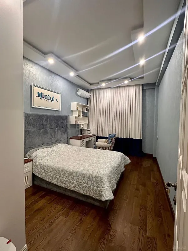 Satılır 4 otaqlı mənzil 140 m²