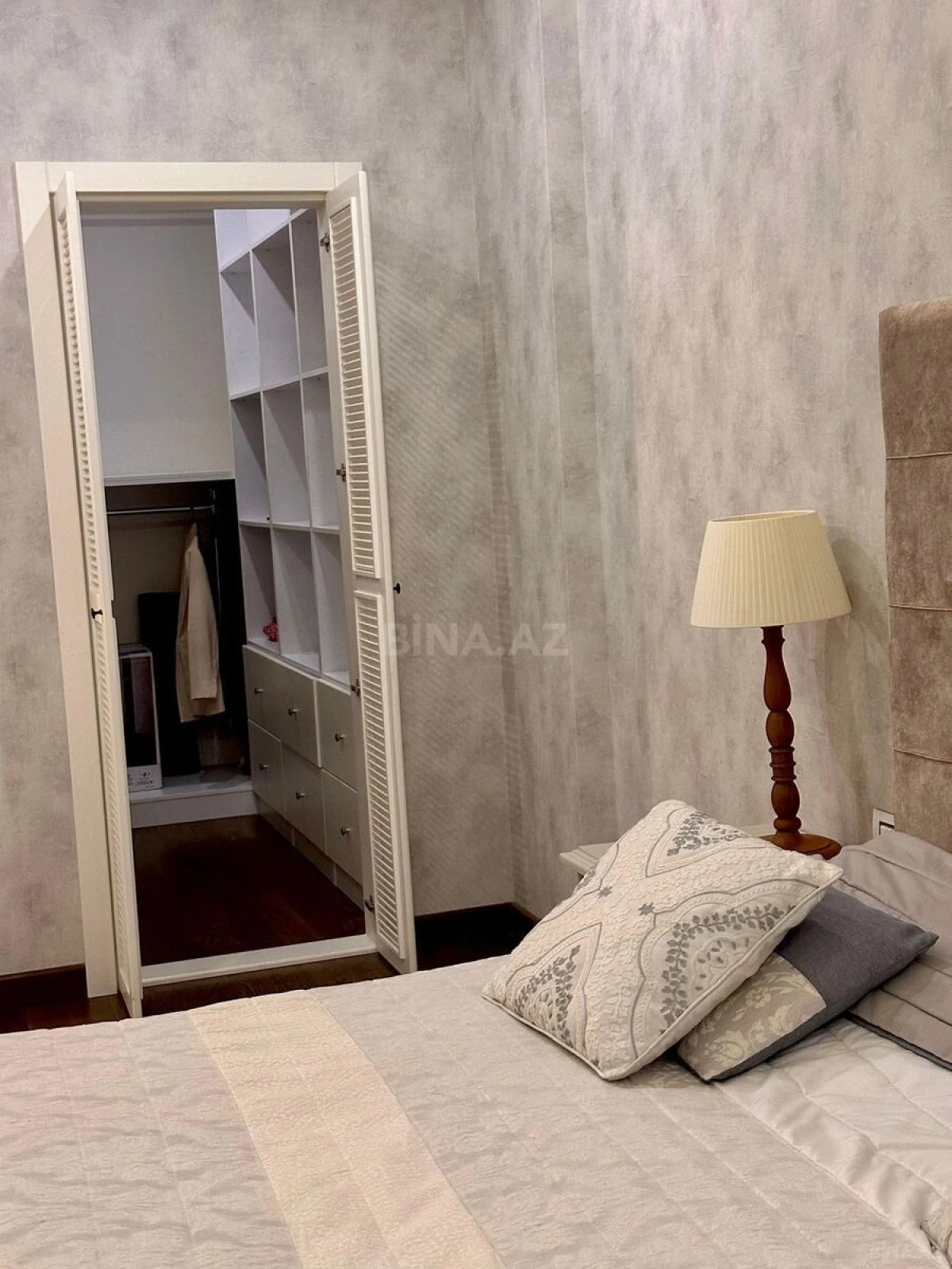 Satılır 4 otaqlı mənzil 140 m²