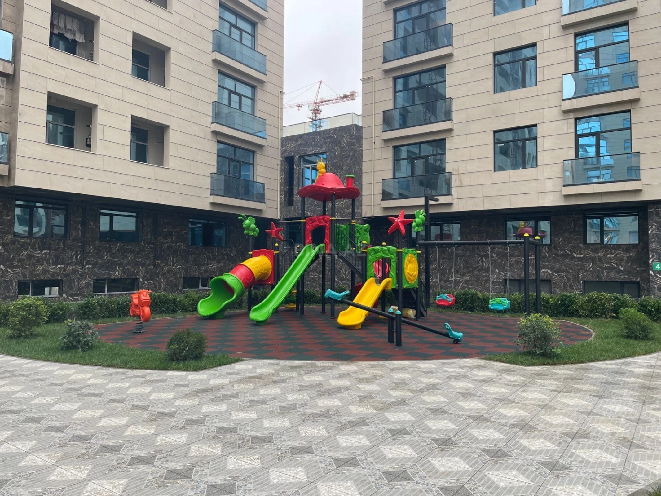 Satılır 3 otaqlı mənzil 121 m²