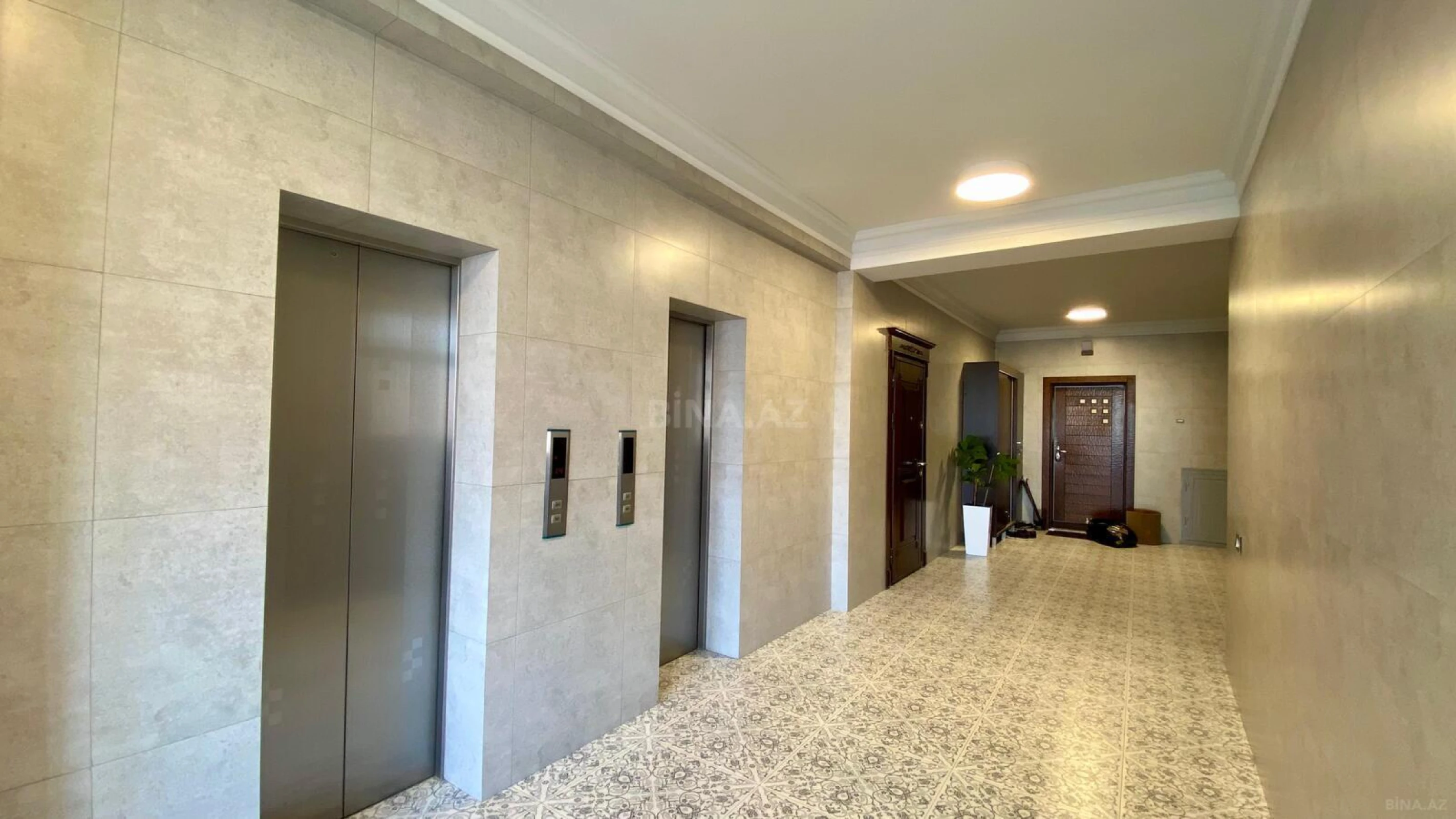Satılır 5 otaqlı mənzil 290 m²