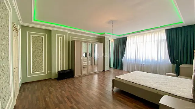 Satılır 5 otaqlı mənzil 290 m²