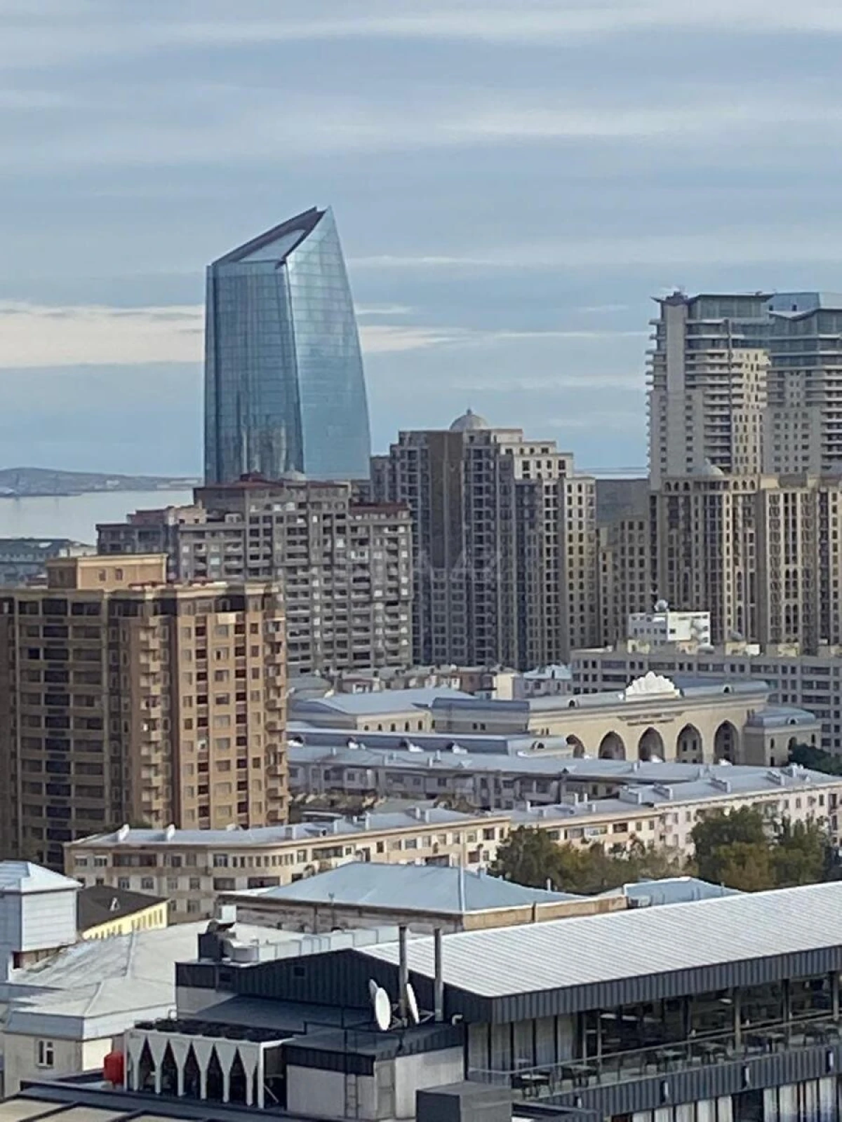 Satılır 4 otaqlı mənzil 195 m²