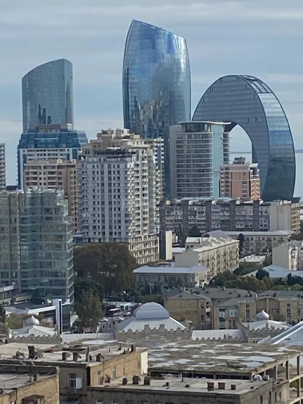 Satılır 4 otaqlı mənzil 195 m²