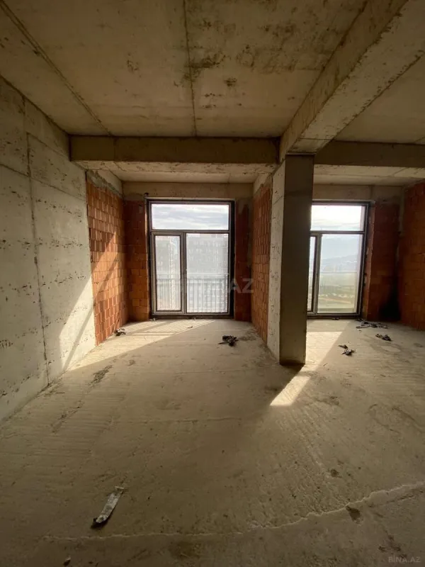 Satılır 4 otaqlı mənzil 195 m²