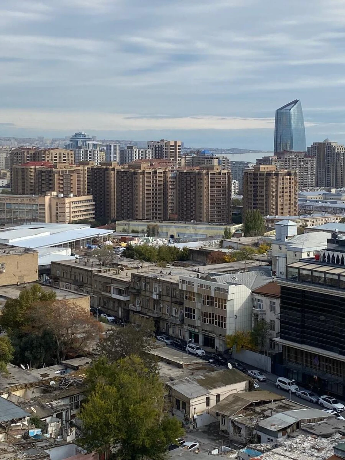 Satılır 4 otaqlı mənzil 195 m²