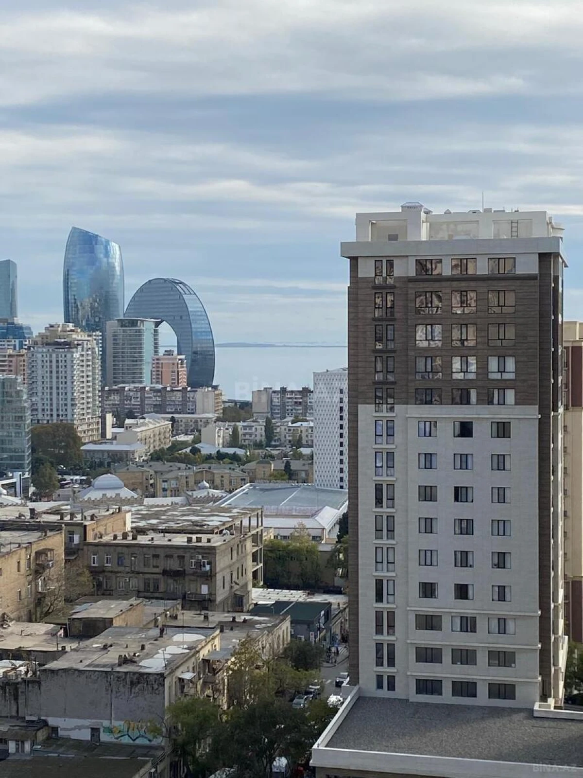 Satılır 4 otaqlı mənzil 195 m²