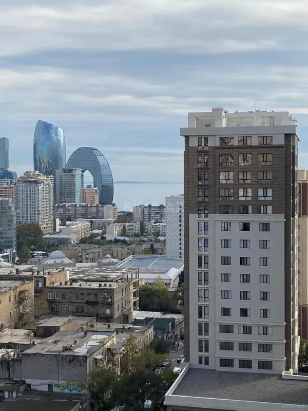 Satılır 4 otaqlı mənzil 195 m²