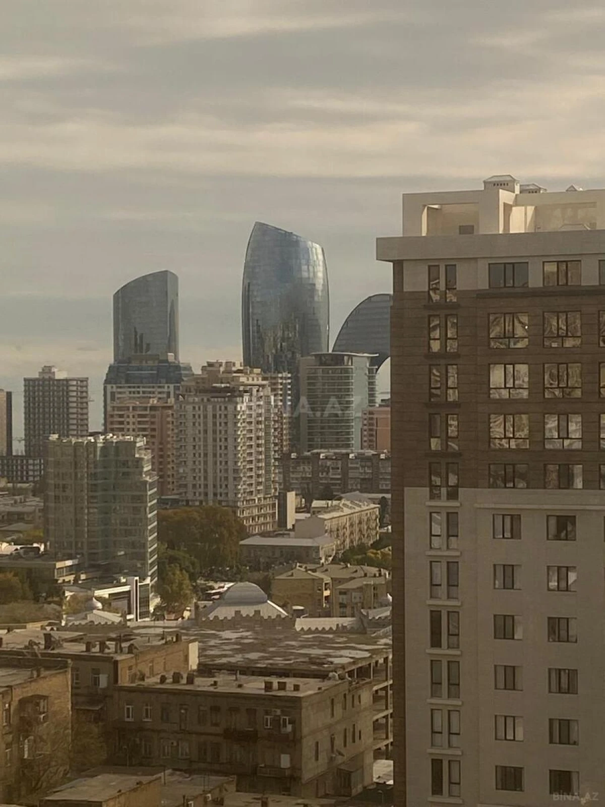 Satılır 4 otaqlı mənzil 195 m²