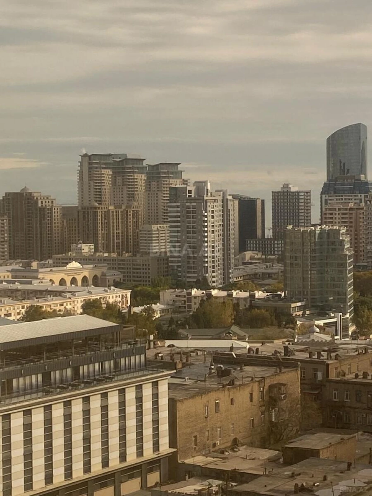 Satılır 4 otaqlı mənzil 195 m²