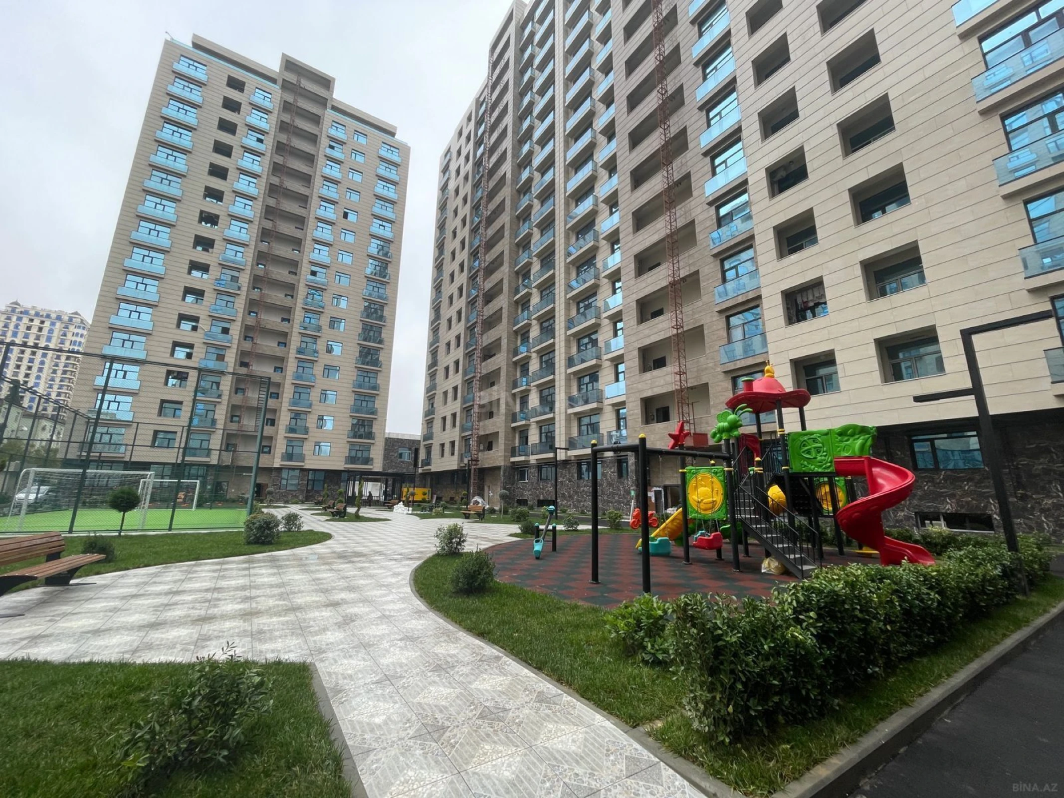 Satılır 4 otaqlı mənzil 195 m²