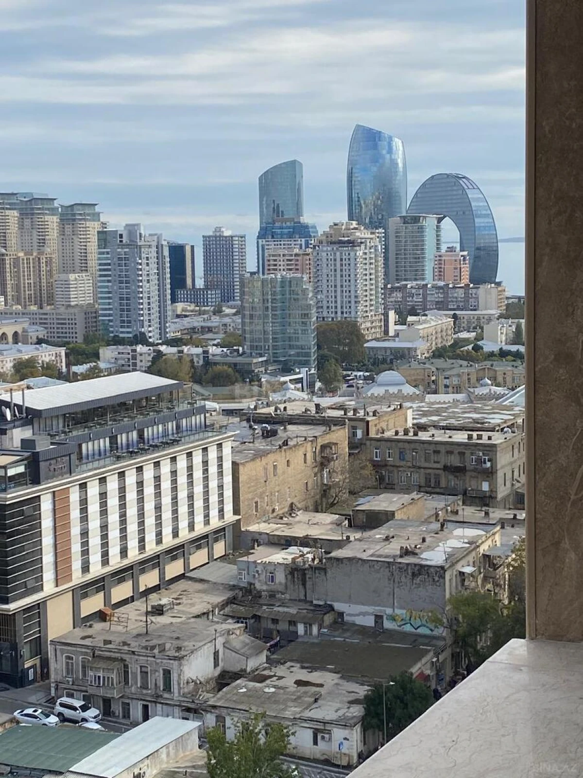 Satılır 4 otaqlı mənzil 195 m²