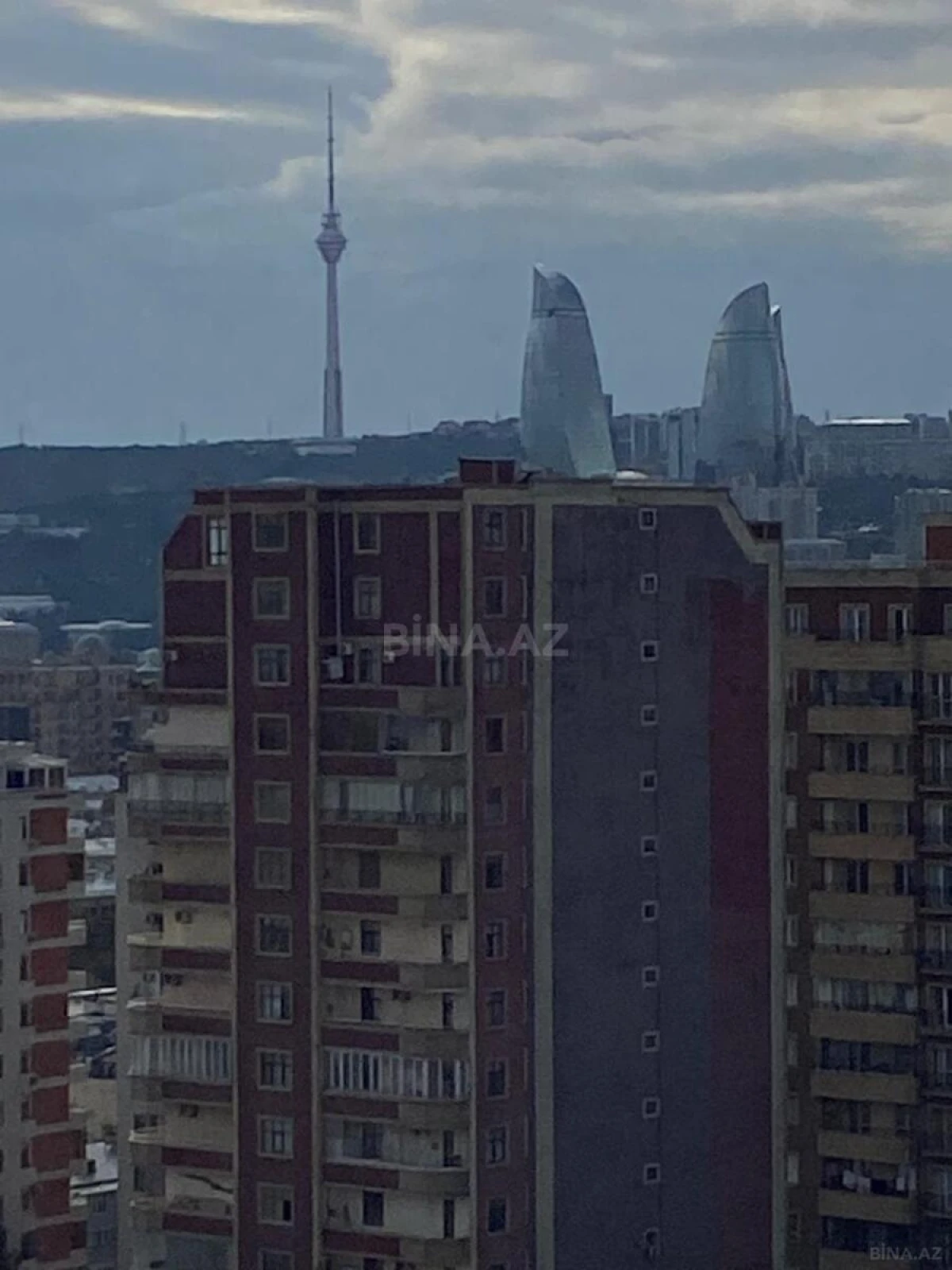 Satılır 4 otaqlı mənzil 195 m²