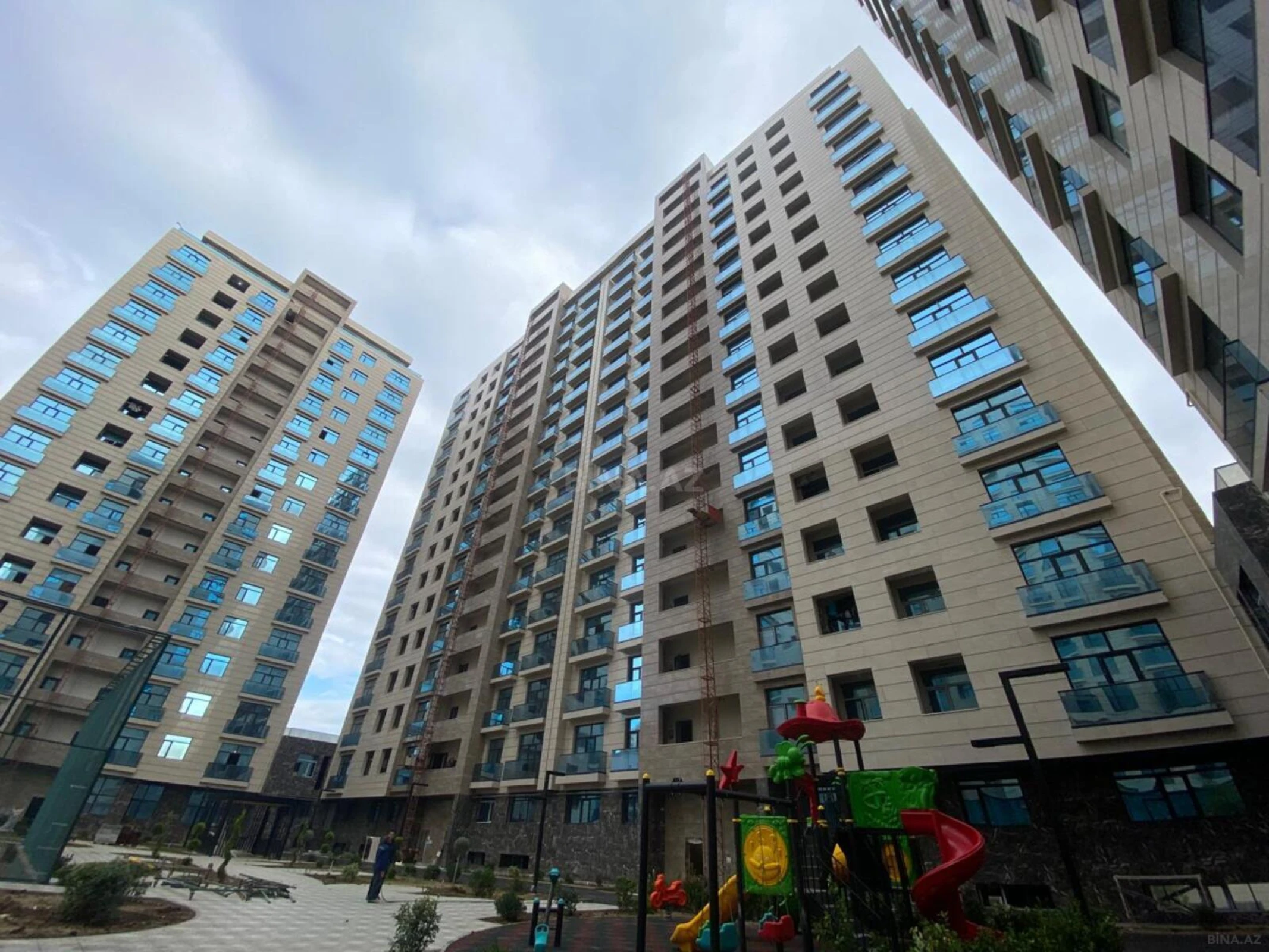 Satılır 4 otaqlı mənzil 195 m²