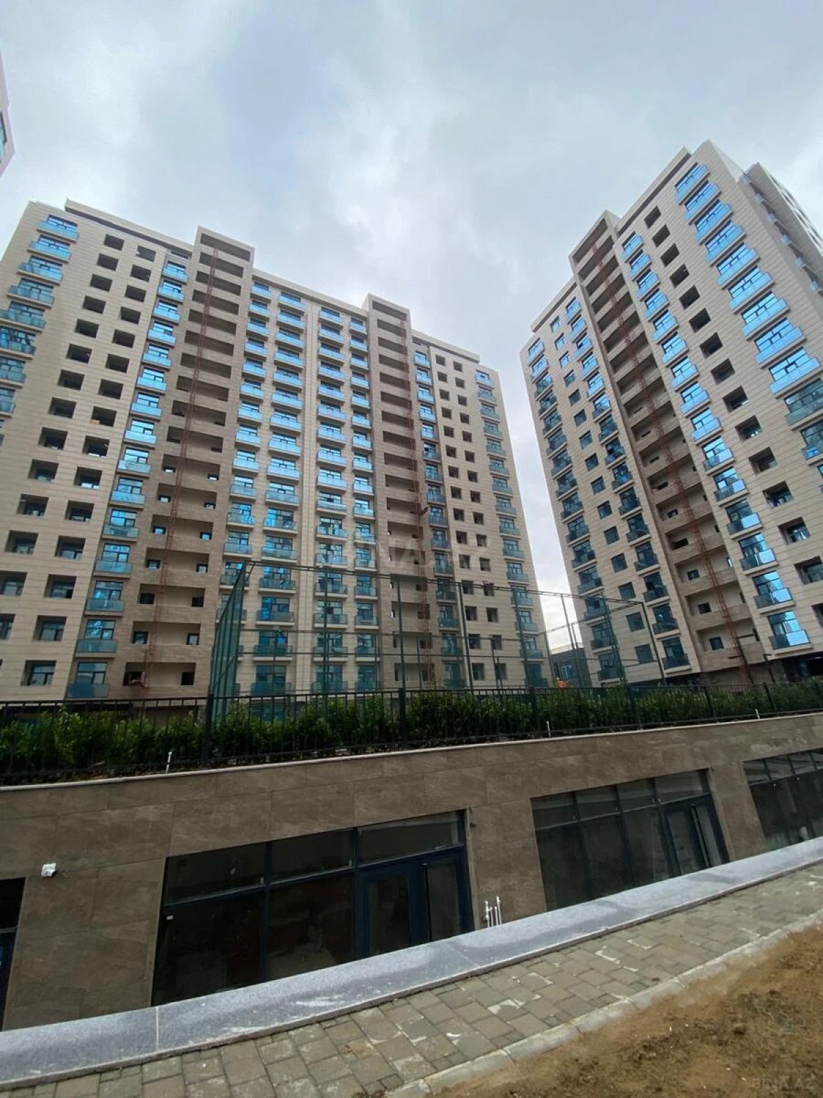 Satılır 4 otaqlı mənzil 195 m²