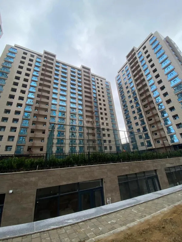 Satılır 4 otaqlı mənzil 195 m²