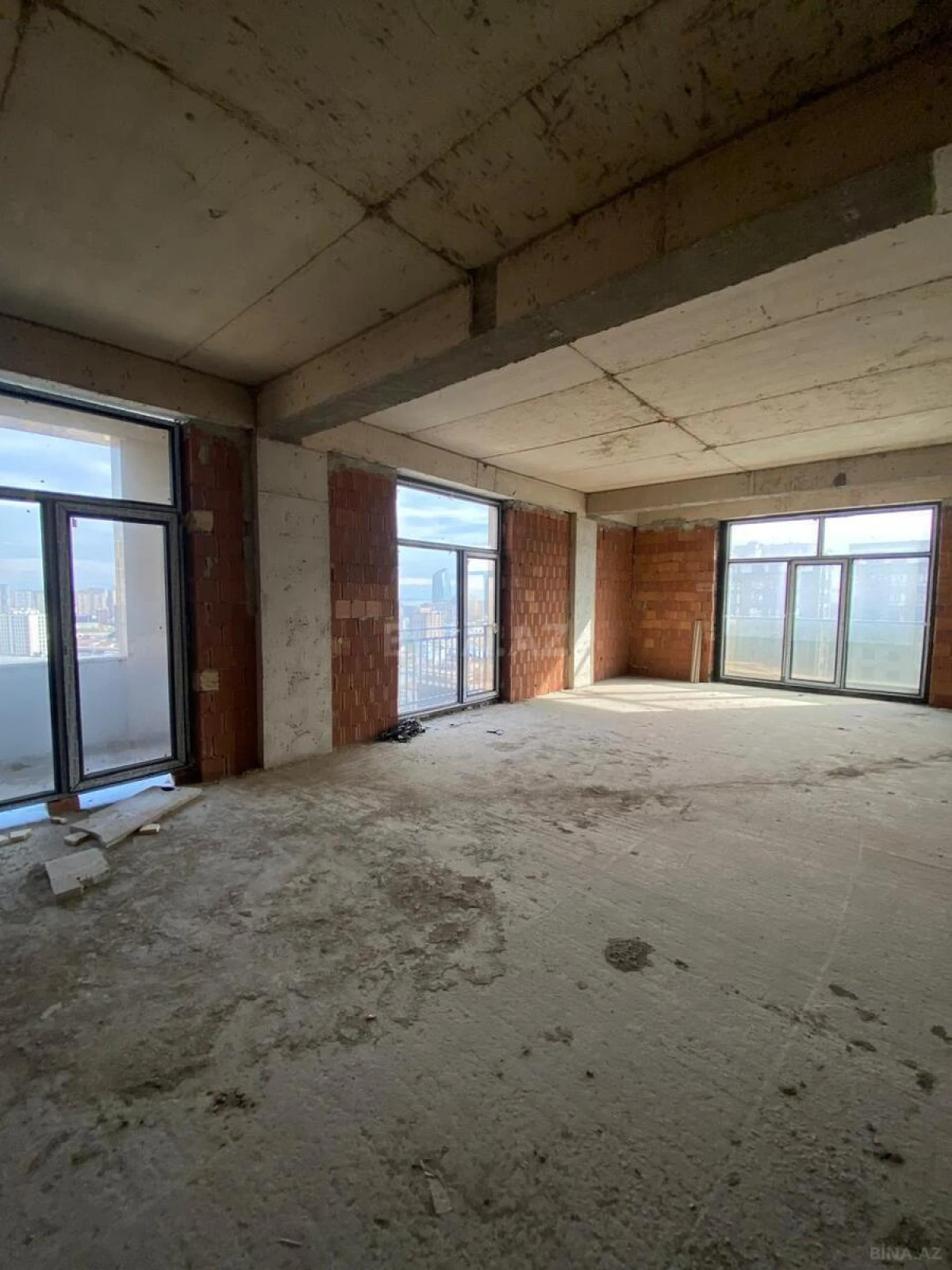 Satılır 4 otaqlı mənzil 195 m²