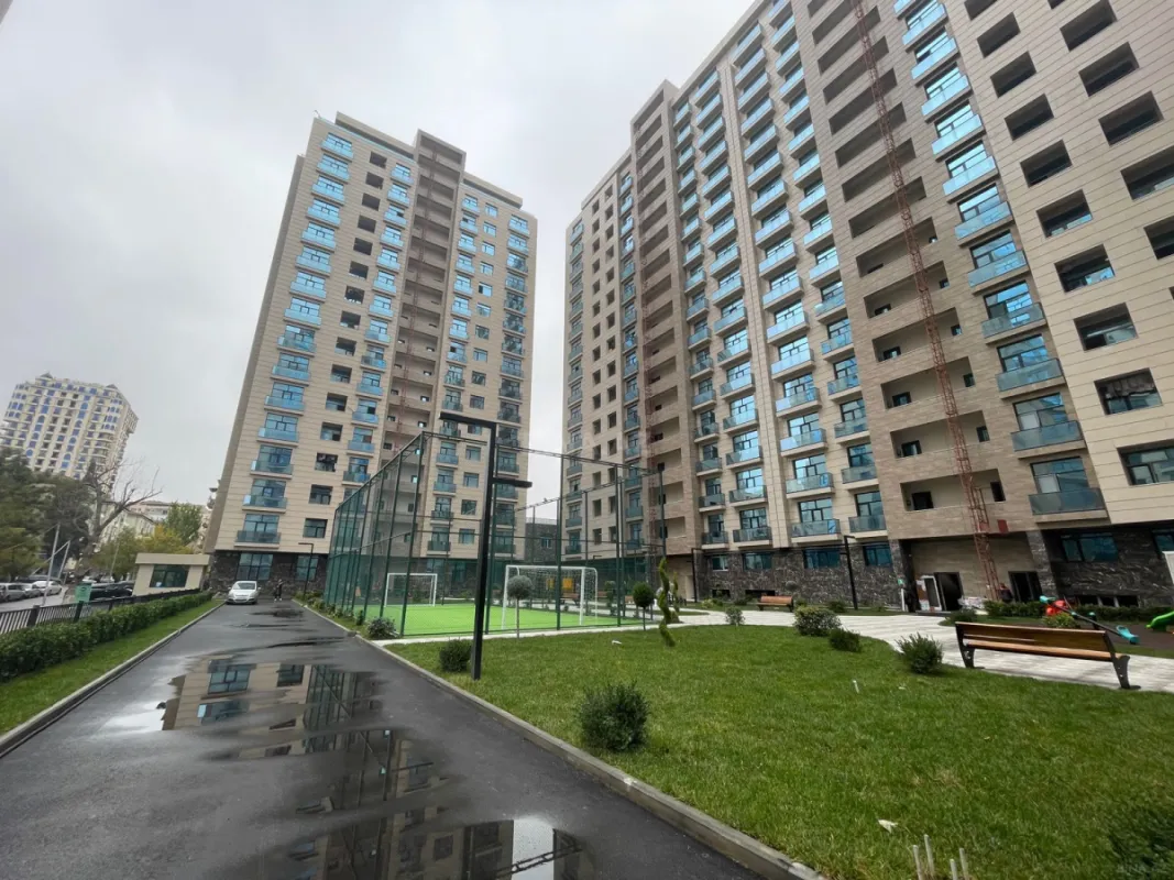 Satılır 4 otaqlı mənzil 195 m²