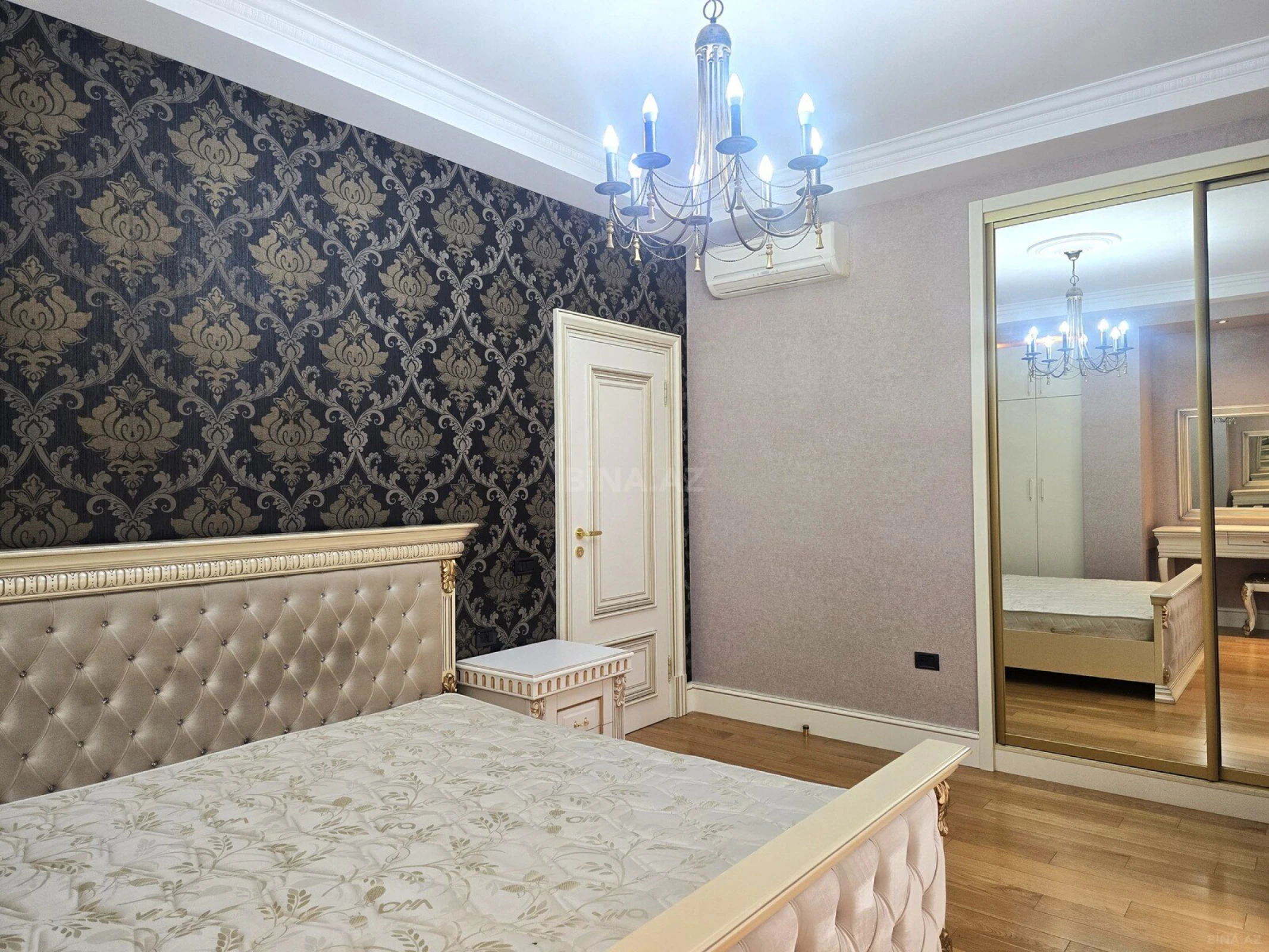 Satılır 4 otaqlı mənzil 200 m²