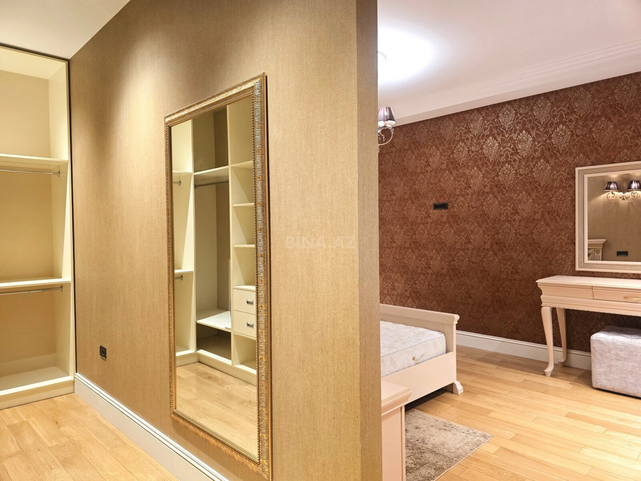 Satılır 4 otaqlı mənzil 200 m²