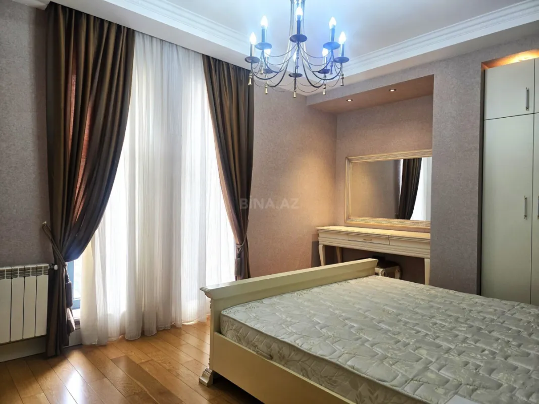Satılır 4 otaqlı mənzil 200 m²