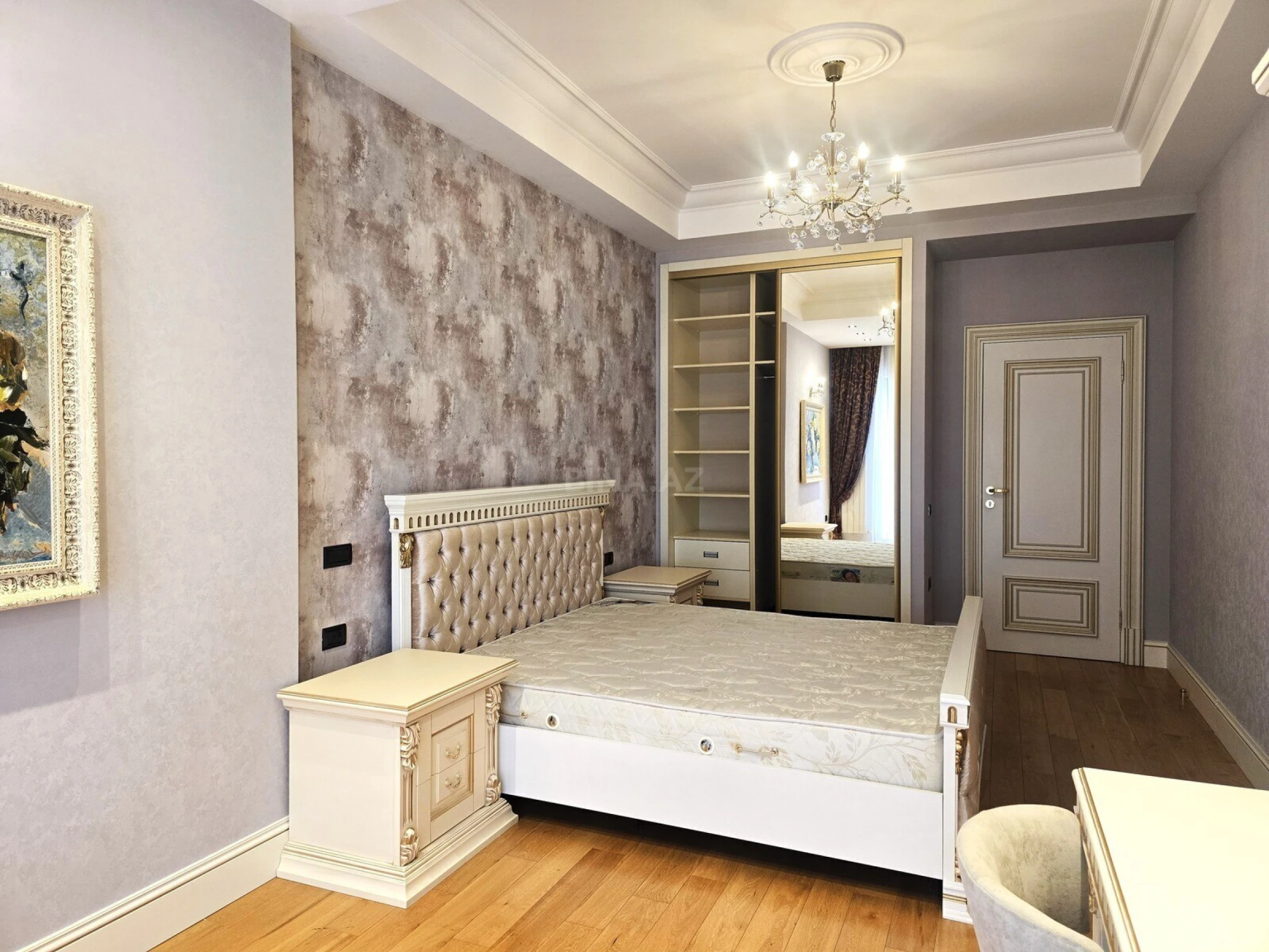 Satılır 4 otaqlı mənzil 200 m²