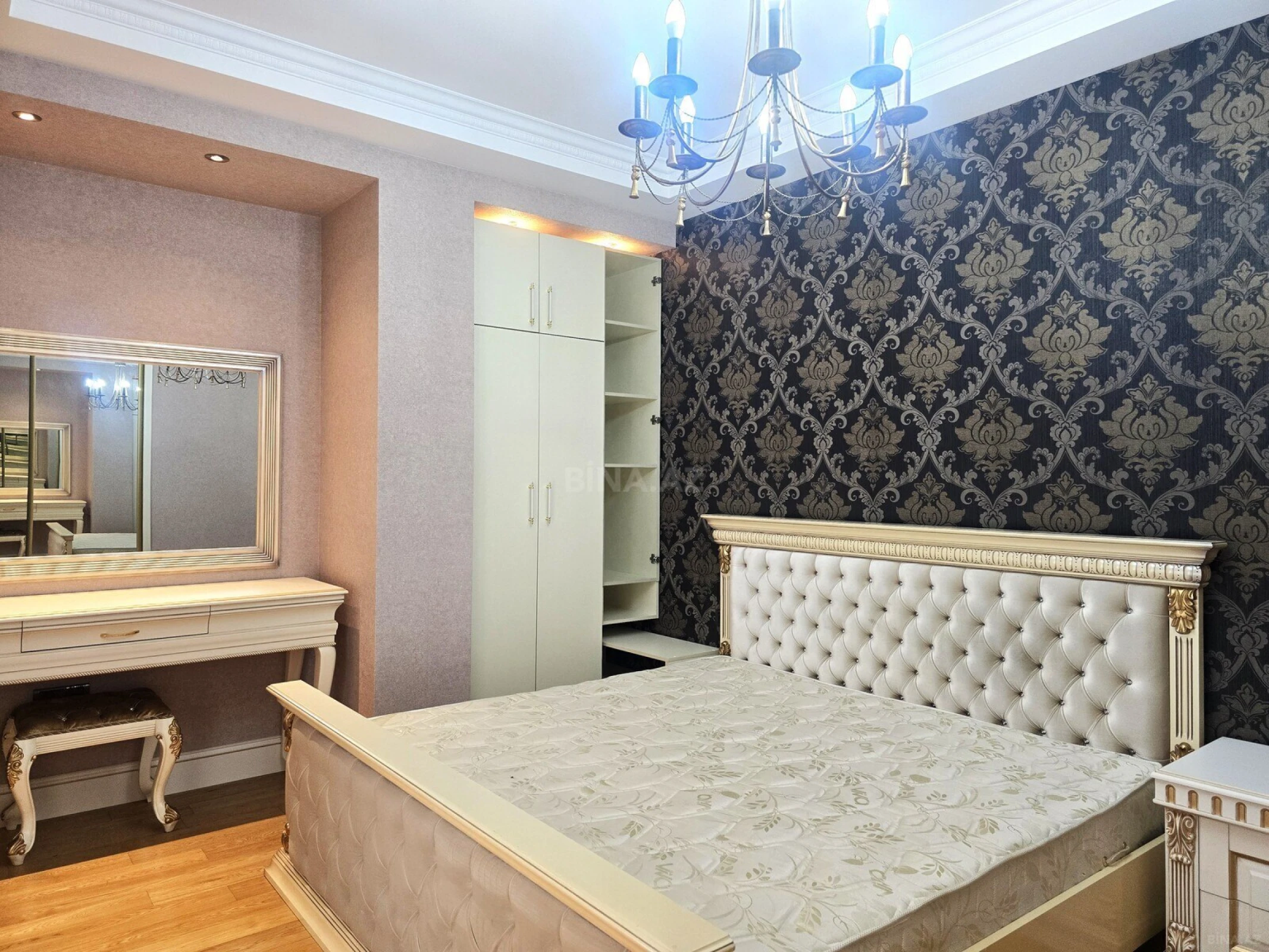 Satılır 4 otaqlı mənzil 200 m²