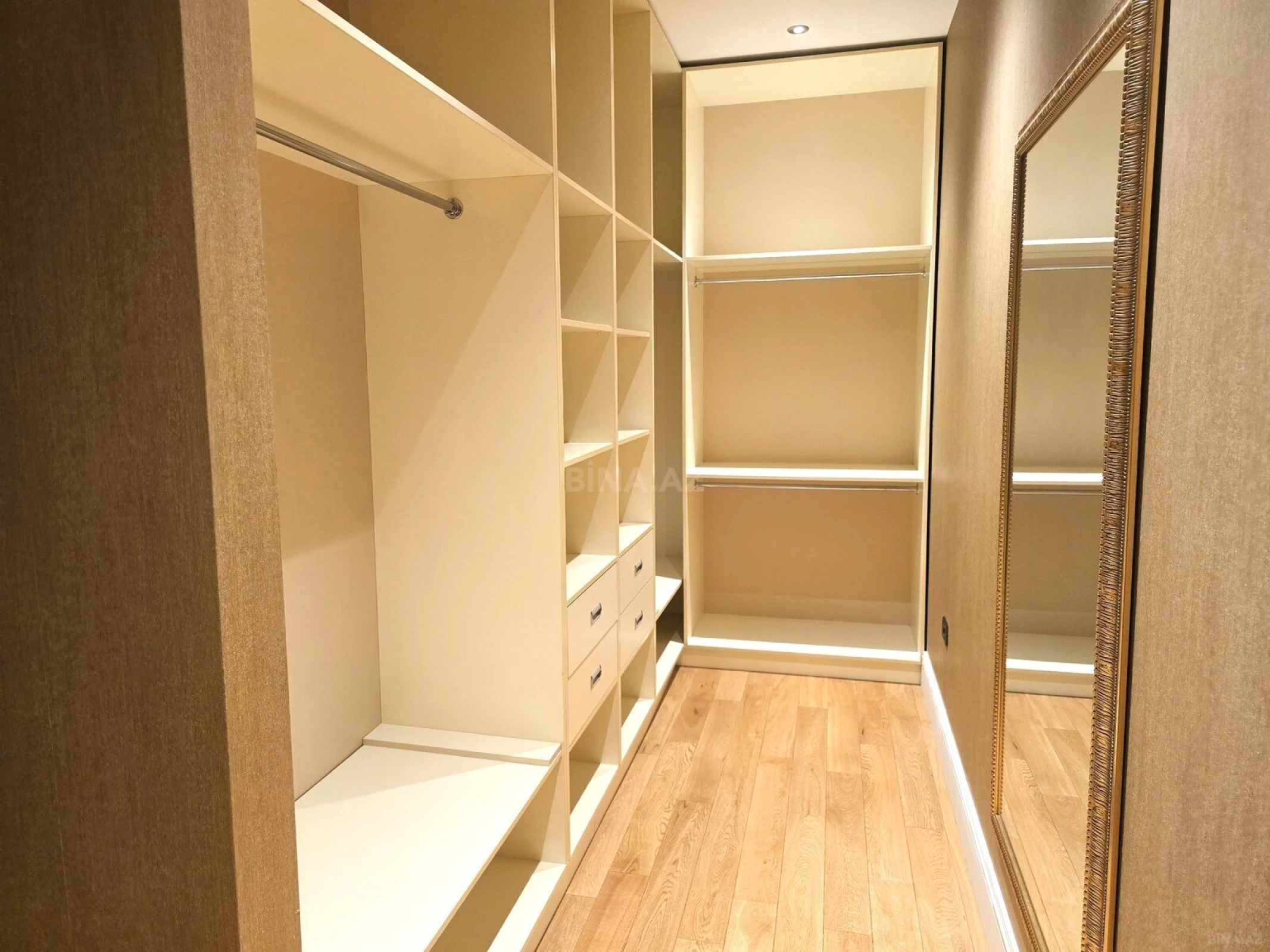 Satılır 4 otaqlı mənzil 200 m²