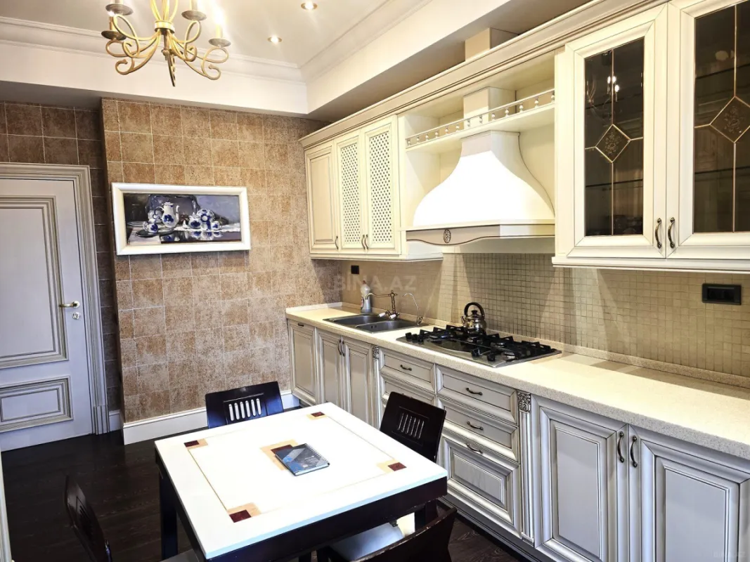 Satılır 4 otaqlı mənzil 200 m²