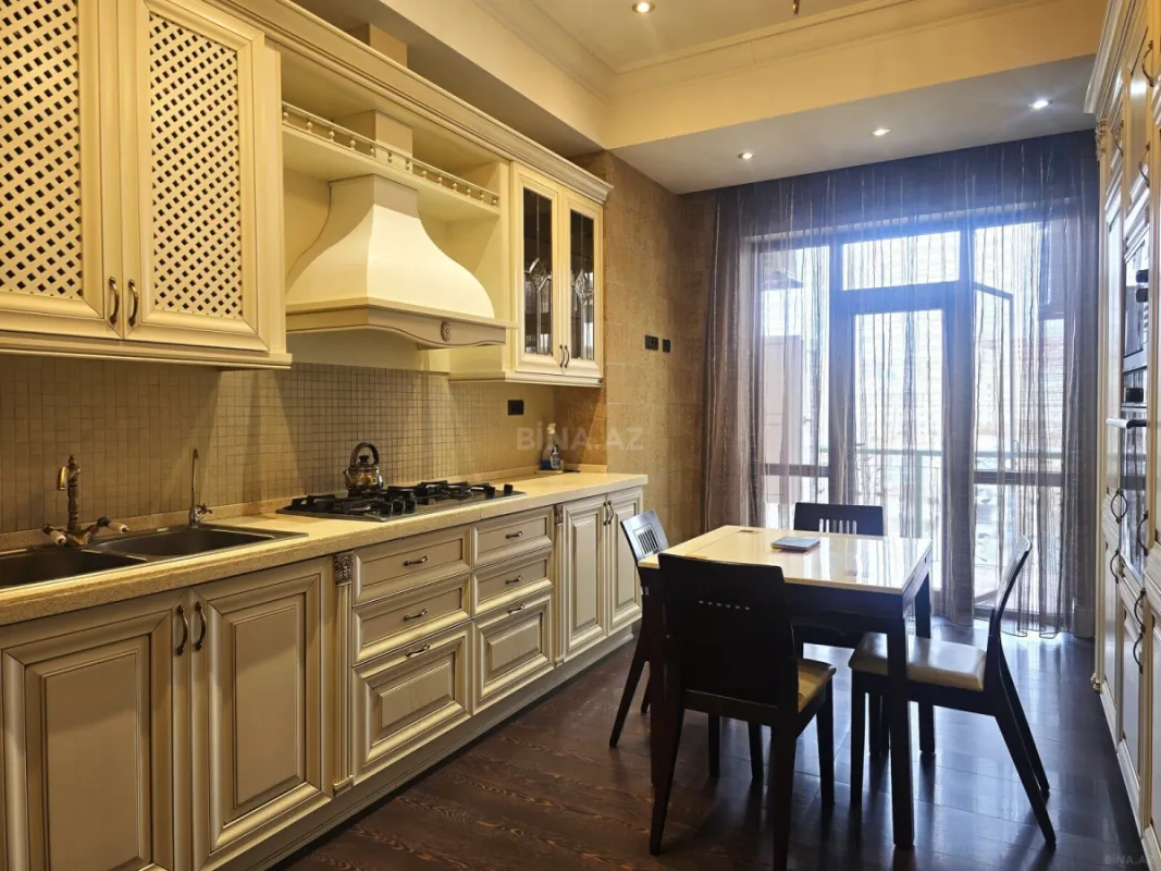 Satılır 4 otaqlı mənzil 200 m²