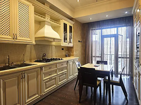 Satılır 4 otaqlı mənzil 200 m²