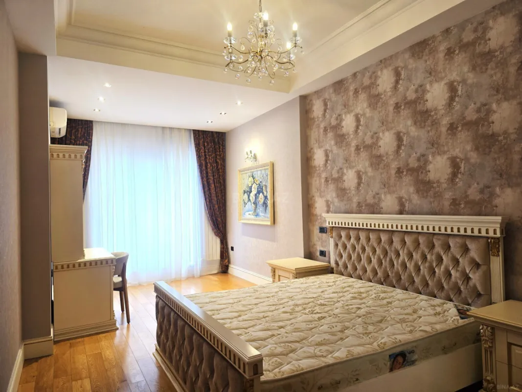 Satılır 4 otaqlı mənzil 200 m²