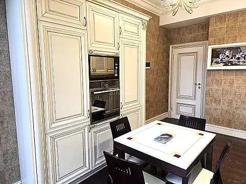 Satılır 4 otaqlı mənzil 200 m²