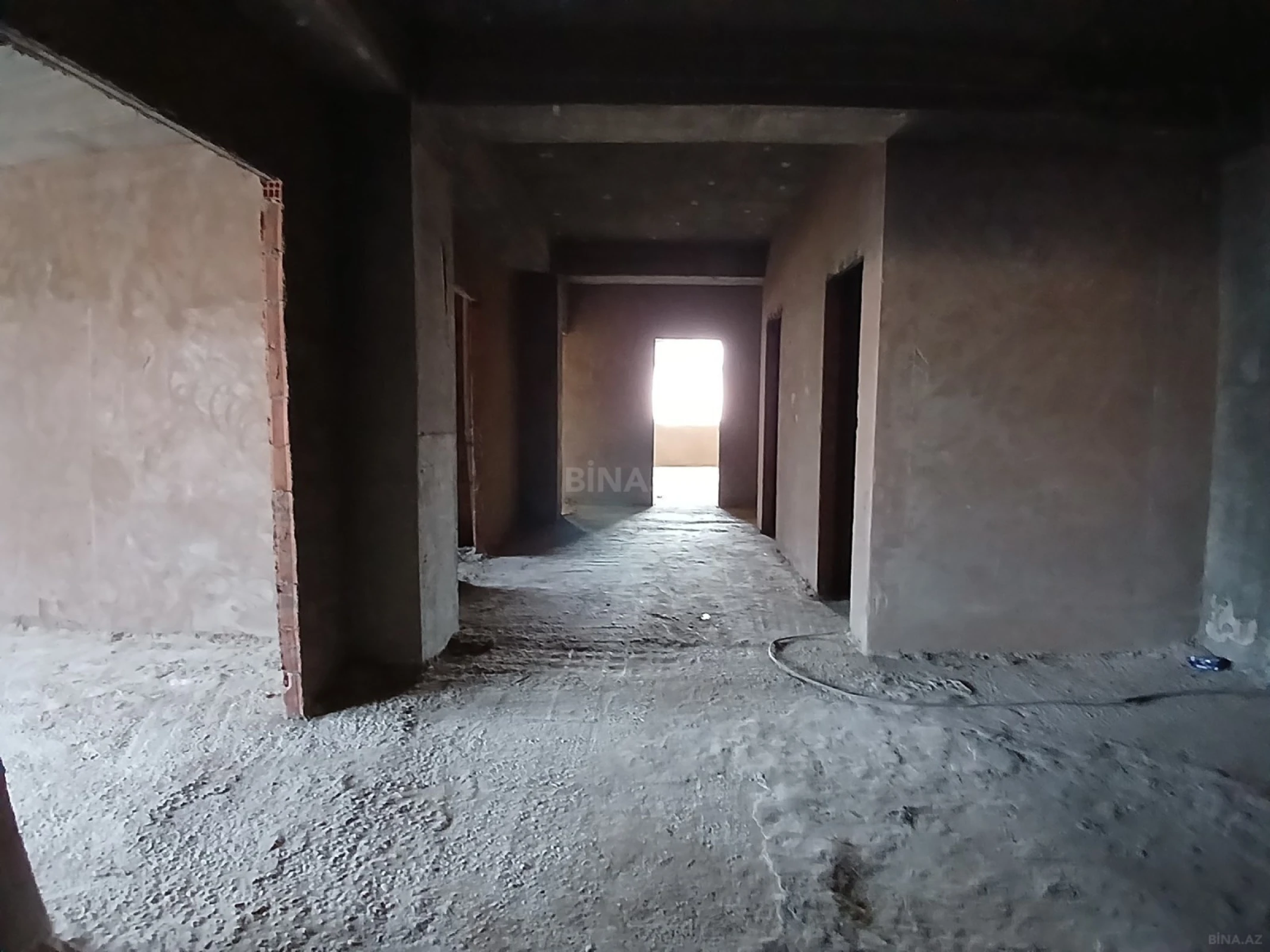 Satılır 4 otaqlı mənzil 244 m²