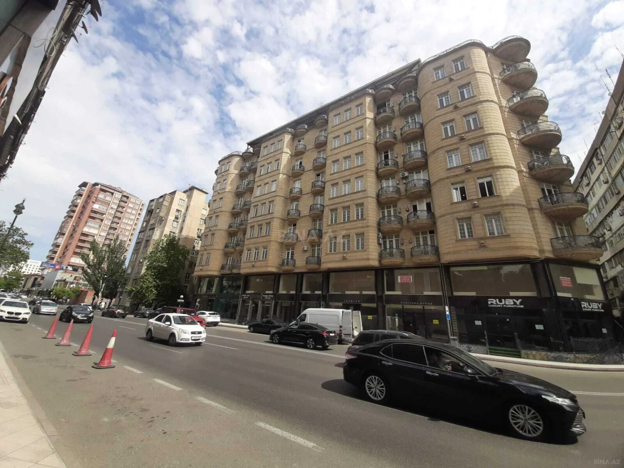 Satılır 4 otaqlı mənzil 244 m²